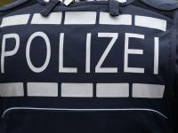 Die Polizei findet große Mengen an Drogen und Waffen in der Wohnung des Tatverdächtigen. (Symbolbild)