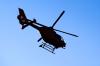 Ein Rettungshubschrauber flog den verletzten Motorradfahrer ins Krankenhaus.