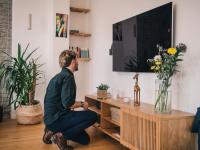 Gefahr durch kippende Fernseher: Große Flachbildschirme können umkippen und schwere Verletzungen verursachen und sollten sicher an der Wand montiert werden.