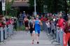 Triathlet Joel Westphal vom TSV Harburg beim Zieleinlauf, gefolgt von einem Athleten aus Rostock.