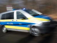 Ein Fahrschulauto überschlägt sich bei einem Unfall. (Symbolbild)