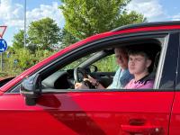 Korbinian Geier übt am Verkehrsübungsplatz in Bergheim mit seinem Vater Thomas das Autofahren.