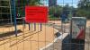 Noch ist die neue Sportanlage im Flößerpark in Lechhausen nicht in Betrieb. Ein Schild warnt davor, den Bereich zu betreten.