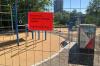 Noch ist die neue Sportanlage im Flößerpark in Lechhausen nicht in Betrieb. Ein Schild warnt davor, den Bereich zu betreten.