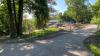 Der neue Weg (rechts) führt künftig durch den Flößerpark in Richtung Floßlände. Der Weg am Ufer wird zurückgebaut.