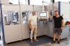 Jürgen Lessmann, technischer Geschäftsführer (links) und Michael Marx, zuständiger Projektleiter, vor dem neuesten Vollautomat, mit dem sogenannte „gezopfte Pinselbürsten“ hergestellt werden.