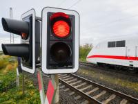 Die Bahnstrecke zwischen Ingolstadt und München war wegen eines Brückenunfalls gesperrt. Regional- und Fernverkehr waren von Ausfällen betroffen.