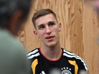 Nico Schlotterbeck spricht im DFB-Quartier.