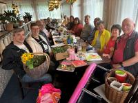 Eine herzliche, fast schon familiäre Atmosphäre herrscht bei den monatlichen
Treffen des Aichacher Nachbarschaftshilfe-Netzwerks „ZeitWerk“. Wenn Ulrike
Fischer-Mayerle (Zweite von links) und Annette Markowski (Dritte von rechts)
von ihrem 2010 ins Leben gerufenen Projekt erzählen, spürt man eine
ungebrochene Begeisterung.