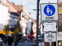 Fahrzeugführer müssen in Fußgängerzonen besonders vorsichtig sein und Gefährdungen von Kindern und anderen schutzbedürftigen Personen ausschließen.