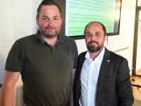 Durchaus ein Größenunterschied: Der neue Kundinger Ortssprecher Michael Hofgärtner (links) überragt Bürgermeister Alexander Brot um eine Kopflänge.