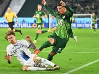 Ein Kämpfer: Calvin Brackelmann grätscht hier Adam Daghim in der Relegation gegen den VfL Wolfsburg ab.