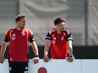 Bundestrainer Julian Nagelsmann (l) steht am Trainingsplatz neben seinem Assistenten Benjamin Glück.