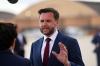 VUS-izepräsident JD Vance spricht mit Reportern bei seiner Ankunft in der Air Force Two auf der Joint Base Andrews.