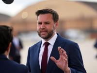 VUS-izepräsident JD Vance spricht mit Reportern bei seiner Ankunft in der Air Force Two auf der Joint Base Andrews.