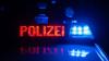 Die Polizei konnte den Verkehr kurzzeitig stoppen und so die Reifenteile entfernen. (Symbolbild)