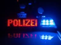 Die Polizei konnte den Verkehr kurzzeitig stoppen und so die Reifenteile entfernen. (Symbolbild)