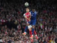 Treffen am Samstag erneut aufeinander: Arsenals Mikel Merino und Ousmane Dembele (r) von PSG. (Archivbild)