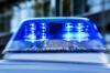 Ein 74 Jahre alter Autofahrer hat in Wertingen beim Wenden einen Unfall mit einem weiteren Wagen verursacht. (Symbolbild)