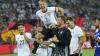 Bastian Schweinsteiger wird nach seinem letzten Länderspiel gegen Finnland von Thomas Müller (l) und Manuel Neuer (r) auf Schultern getragen. (Archivbild)