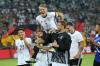 Bastian Schweinsteiger wird nach seinem letzten Länderspiel gegen Finnland von Thomas Müller (l) und Manuel Neuer (r) auf Schultern getragen. (Archivbild)