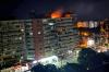 Dieses vom rumänischen Amt für Katastrophenschutz via AP veröffentlichte Foto zeigt einen Brand auf dem Dach eines Wohnblocks. Ein Drohnenabsturz im Osten Rumäniens nahe der ukrainischen Grenze hatte beim Aufprall eine Explosion und einen Brand ausgelöst.