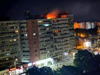 Dieses vom rumänischen Amt für Katastrophenschutz via AP veröffentlichte Foto zeigt einen Brand auf dem Dach eines Wohnblocks. Ein Drohnenabsturz im Osten Rumäniens nahe der ukrainischen Grenze hatte beim Aufprall eine Explosion und einen Brand ausgelöst.