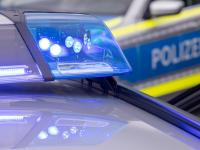Eine Spaziergängerin ist in Langweid von einem Radfahrer belästigt worden.