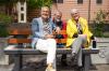 Probesitzen auf der neuen Solarbank vor der Friedberger Stadtpfarrkirche: Bürgermeister Roland Eichmann, Reiner Teuber und Ulrike Sasse Feile (Liebenswertes Friedberg/Kräuterweiber) nahmen Platz.