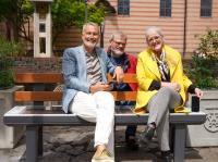 Probesitzen auf der neuen Solarbank vor der Friedberger Stadtpfarrkirche: Bürgermeister Roland Eichmann, Reiner Teuber und Ulrike Sasse Feile (Liebenswertes Friedberg/Kräuterweiber) nahmen Platz.
