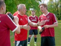 Trainer Jens Meckert und sein Monheimer Team bekommen es im ersten von zwei möglichen Relegationsspielen um den Bezirksliga-Aufstieg mit dem TSV Offingen zu tun.