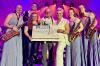 Auf dem Foto zu sehen sind Mitgleider der Big Band Fun&Brass sowie Bandleader Konstantin Eheim vom Musik Center Krumbach e.V. (4. von re.) und Sabine Turek, Raiffeisenbank (3. von re.).