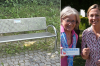 Eines der neuen Ratschbänkle ist im Gersthofer Stadtpark zu finden.
