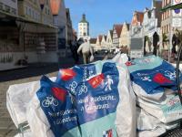 Brezentüten mit einer Botschaft verteilte die Stadt Günzburg unter anderem auf dem Marktplatz.