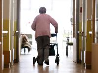 Hohe Eigenanteile bei Pflegekosten: Die Pflegeversicherung deckt nicht alle Kosten, wodurch Pflegebedürftige oft erhebliche finanzielle Eigenleistungen tragen müssen.