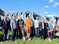 Beim offiziellen Spatenstich für das Wärmenetz in Wolferstadt: (von links) Albert Hasmiller, Helmut Färber, Günther Mück, Philipp Schlapak (ehemaliger Bürgermeister), Willi Kupies, Bernhard Mieling (Firma Mieling), Andreas Bissinger (Firma Rehau), Markus Deffner (2. Bürgermeister), Klaus-Peter Aurnhammer (Bürgermeister), Adolf Sandner, Hans-Peter Felber und Kevin Österle (Mieling).