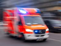 Der Mann wurde schwer verletzt in ein Krankenhaus gebracht. (Symbolbild)