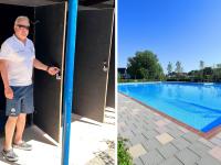 Bademeister Walter Senftleben vor den frisch sanierten Umkleiden des Meringer Freibads. Die Marktgemeinde investierte zuletzt in mehrere Maßnahmen, um den Betrieb ohne Einschränkungen fortführen zu können.