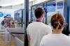 Wer sich an der Passkontrolle am Flughafen Memmingen anstellt, muss mit langen Wartezeiten rechnen. Zum Ärger vieler Passagiere. Teils verpassten sie gar ihre Flüge.