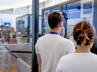 Wer sich an der Passkontrolle am Flughafen Memmingen anstellt, muss mit langen Wartezeiten rechnen. Zum Ärger vieler Passagiere. Teils verpassten sie gar ihre Flüge.