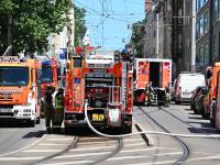 Die Feuerwehr rückte mit zahlreichen Einsatzfahrzeugen an.