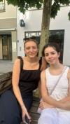 Franziska (links) und Josephine Kneilmann nutzen die Pfingstferien, um in Augsburg zu bummeln. Aber sie haben auch andere Tipps für Urlaub zuhause.
