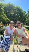 Ein Müsli im Hofgarten, dafür sind Verena Hahler (rechts) und Julia Breder an warmen Tagen zu haben.