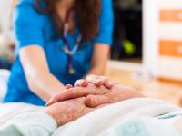 Damit es nicht zur Überlastung kommt und eine bedarfsgerechte Versorgung von Patientinnen und Patienten sichergestellt werden kann, braucht es in der Pflege ausreichend Personal.