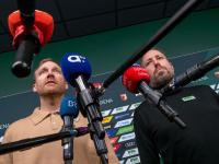 Sportdirektor Benjamin Weber (links) und Geschäftsführer Michael Ströll sprechen vor Medienvertretern.