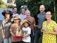 Drei Generationen im Frundsbergfieber – mit viel Engagement steckt Familie Schmid mitten in den Vorbereitungen für das Fest. Es planen, organisieren und proben von links: Quirin Schmid, Dr. Wolfgang Schmid, Linus Schmid, Kathrin Schmid, Korbinian Schmid und Dr. Manfred Schmid sowie Richard und Constanze Laeverenz.