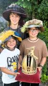 Auch die jüngsten der Familie haben schon ihre festen Rollen beim Frundsbergfest. Korbinian, Quirin und Linus (von links) sind von Geburt an dabei, spielen im Spielmannszug und tragen als Pagen beim Umzug die Krone.
