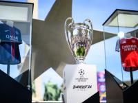 Der Pokal der Champions League steht zwischen den Trikots der Finalteams Paris Saint-Germain und FC Arsenal.