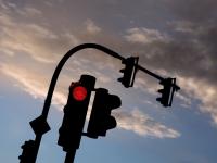 Eine Frau ist in Ulm über eine rote Ampel gefahren und mit einem anderen Auto zusammengestoßen.