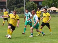 Ein turbulentes Spiel mit acht Toren lieferten sich im Saisonfinale der SC Tapfheim (mit Max Klinger am Ball) und Fatih Spor Bäumenheim.